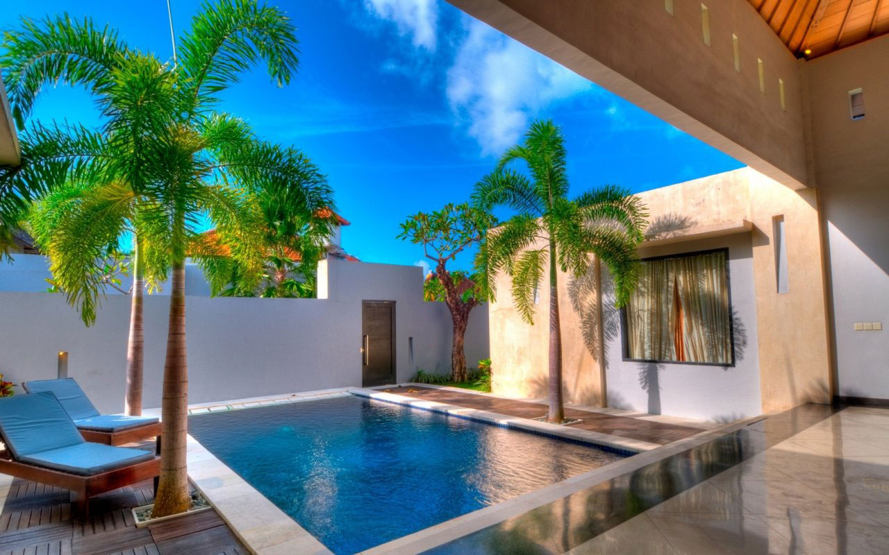 Modern poolscape with Grace 25 plunge pool